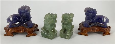 Lotto composto da una coppia di cani di Pho in pietra dura su basi sagomate in