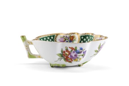Manifattura di Dresda, secolo XIX. Tazza da sorbetto in porcellana a forma di f
