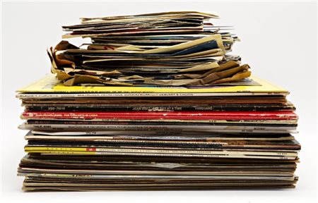 Cartone contenente numerosi dischi in vinile 33 e 45 giri (difetti)