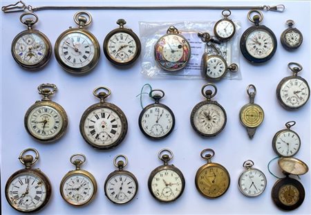 Lotto composto da diversi orologi da tasca in metalli diversi ed un metro per m