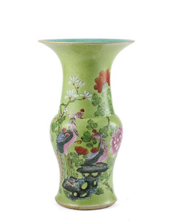 Vaso a coda di fenice in porcellana a fondo verde mela sgraffiato decorato in p