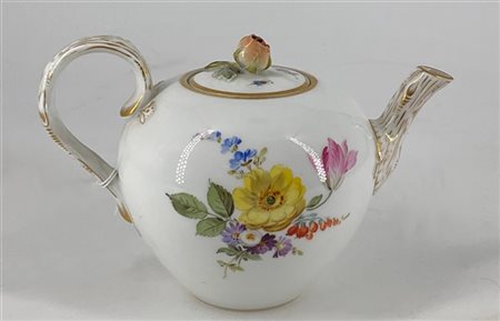 Manifattura di Meissen, secolo XX. Teiera globulare in porcellana policroma dec