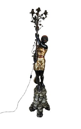 Figura di moretto reggicandelabro in legno e stucco dipinto e dorato su basamen