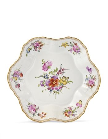 Manifattura del secolo XIX. Centrotavola a profilo mistilineo in porcellana pol