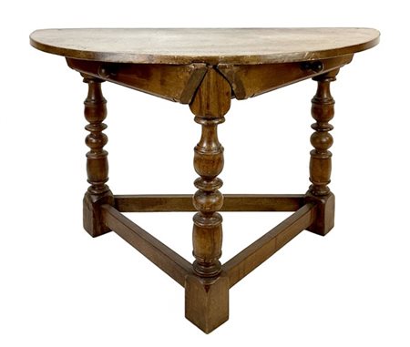 Tavolo da parete con piano a mezza luna in noce, gambe tornite riunite da trave