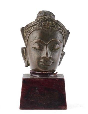 Testa in bronzo. Thai, secolo XX (h. tot cm 9)