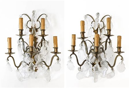 Coppia di applique a cinque luci con struttura in metallo e pendenti in vetro s