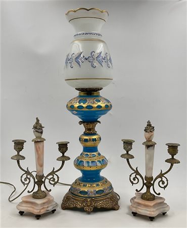 Lotto composto da una lampada da tavolo in vetro opalino con fasce dorate e dec