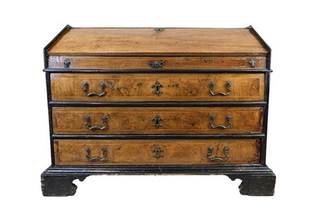 Ribalta in noce filettata in legno chiaro con fronte a tre cassetti e calatoia