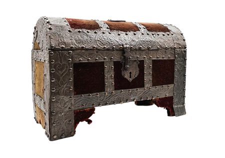 Antico piccolo baule da viaggio in legno rivestito in placche di metallo inciso