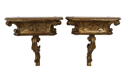Coppia di mensole in legno intagliato e dorato con sostegno a doppia voluta e p