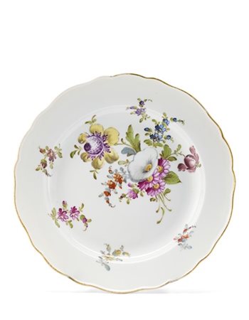 Manifattura di Meissen, secolo XIX. Piatto a profilo mistilineo in porcellana d