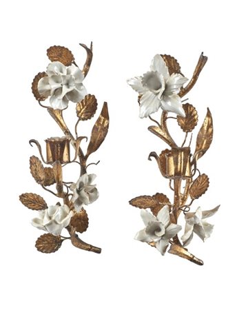 Coppia di applique a una fiamma in metallo dorato con fiori in porcellana bianc