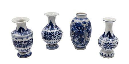 Gruppo di quattro vasi in porcellana decorati in blu con fiori, paesaggi e deco