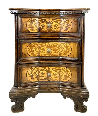 Mobiletto in legni vari con fronte a tre cassetti decorati da intarsi entro ris