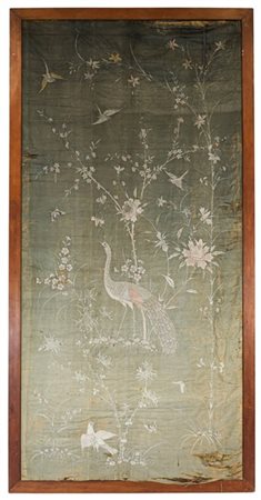 Ricamo in seta su fondo di raso di seta. Giappone, fine secolo XIX. Decorato da