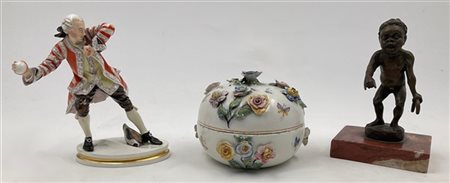 Lotto composto da una scatola con coperchio in ceramica decorata a fiori policr