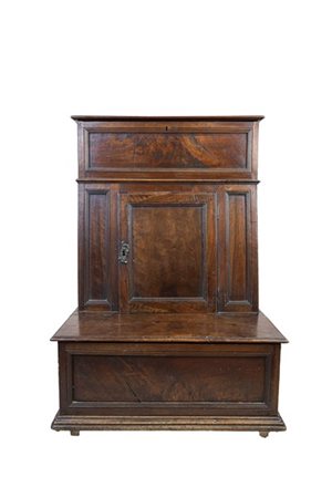 Inginocchiatoio in noce con fronte ad un'anta pannellate, pianetto ribaltabile,