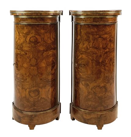 Coppia di cantonali impiallacciati in radica ad un'anta convessa, bordure in ot