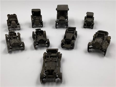 Scatola contenente nove modellini di auto in metallo argentato, alcune marcate