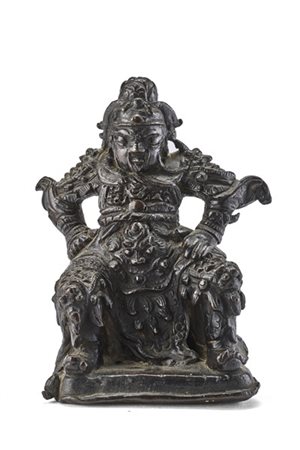 Scultura in bronzo raffigurante dignitario assiso 
Cina, dinastia Qing (1644-19