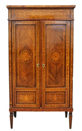 Armadio impiallacciato e intarsiato in legni vari a due ante centrate da rosone