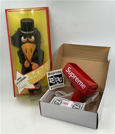 Lotto composto da Supreme "Money Gun Cash Cannon" e pupazzo "Fantastico Rockfel