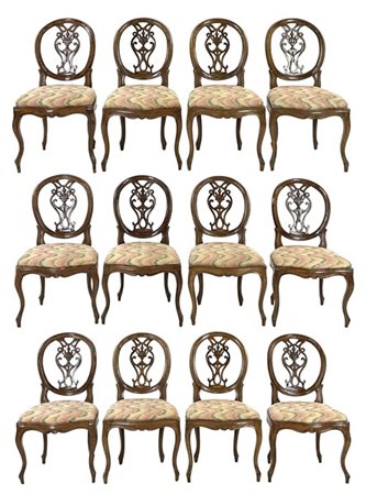 Gruppo di dodici sedie in noce con schienale a medaglione centrato da cartella