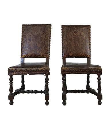 Coppia di antiche sedie in noce con gambe a traverse tornite a rocchetto, rives