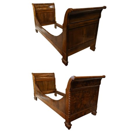 Lotto di due letti a barca impiallacciati in radica, uno dei quali con montanti