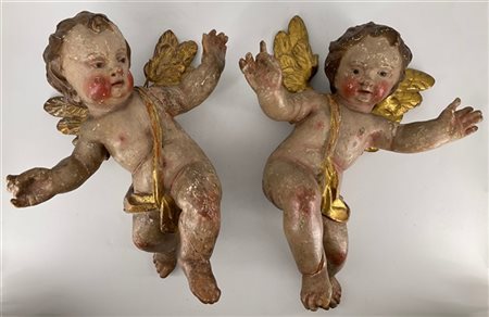 Arte del secolo XVIII. Coppia di angeli in legno intagliato, dipinto e laccato