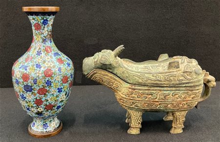 Vaso cloisonnè e tapiro in bronzo in stile arcaico. Cina, secolo XX (h. max cm