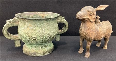 Due vasi in bronzo in stile arcaico. Cina, secolo XX (cm max 30x17) (difetti)