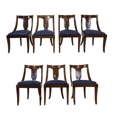 Gruppo di sette sedie a gondola in mogano, schienale sagomato a lira, gambe a s