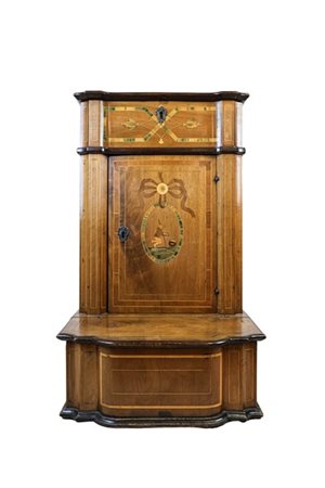 Inginocchiatoio in noce intarsiato in legni vari con profili ebanizzati. Fronte