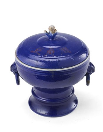 Vaso con coperchio in porcellana decorata in blu con ideogrammi dipinti sul cop