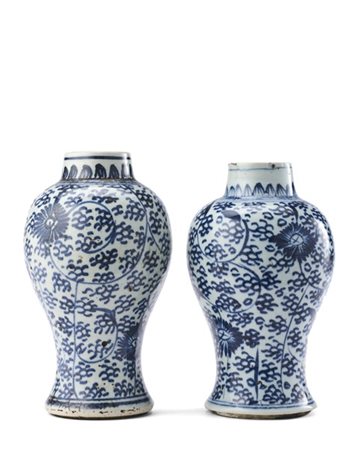 Coppia di piccole potiche in porcellana bianca e blu. 
Cina, dinastia Qing (164