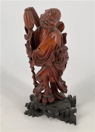Scultura in legno raffigurante saggio. Cina, secolo XIX/XX (h cm 22) (lievi dif