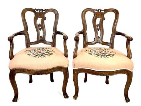 Coppia di poltrone in stile veneto in noce intagliato con schienale a giorno a