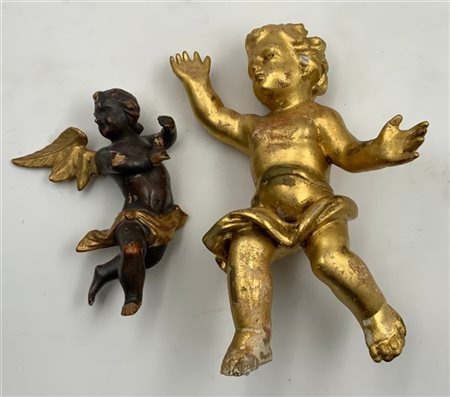 Lotto composto da due angioletti in legno intagliato, dorato e argentato, secol