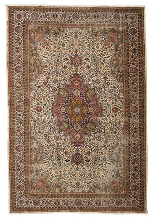 Tappeto Kaiseri, Anatolia, secolo XX. Decoro con medaglione polilobato con punt