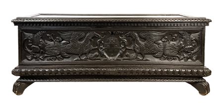 Cassapanca in legno intagliato ed ebanizzato con fronte decorato da stemma sorr