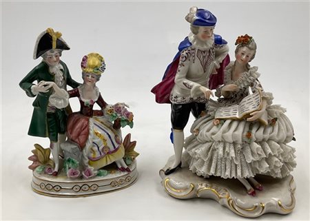 Due gruppi in porcellana policroma con profili in oro raffiguranti scene galant