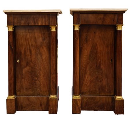 Coppia di comodini impiallacciati in piuma di mogano, fronte ad un’anta sotto u