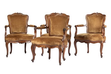 Gruppo di quattro antiche poltrone in noce con schienale sagomata, braccioli e