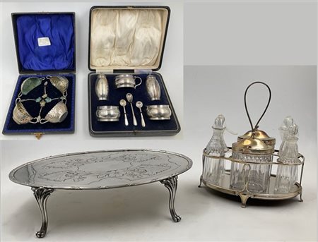 Lotto composto un cruet in argento di forma ovale, Londra, 1797 con ampolle in