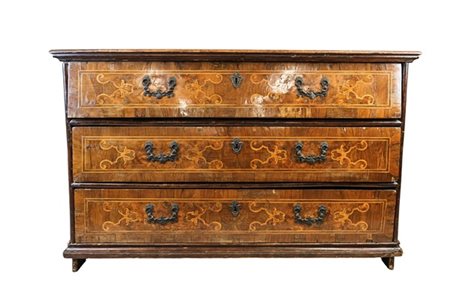 Cassettone in noce con fronte lastronato e filettato in legni vari a tre casset