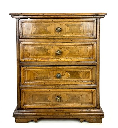 Mobiletto con fronte lastronato e filettato a quattro cassetti, piedi a mensola