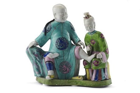 Gruppo in gres smaltato in policromia raffigurante gentiluomo che porge un pied