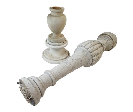 Lotto di tre elementi decorativi in marmo: una colonna a balaustro (h cm 90), u